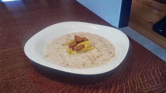 Owsianka na mleku kokosowym z karmelizowanym mango