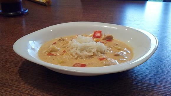 Tajskie czerwone curry z kurczakiem i mango