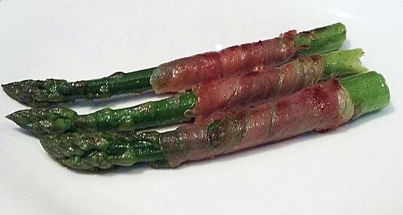 Chrupiąca szynka parmeńska ze szparagami
