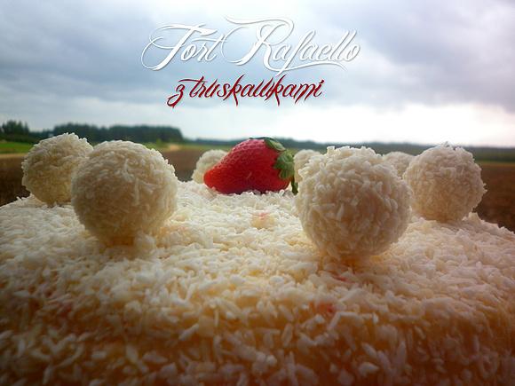 Tort Raffaello z truskawkami