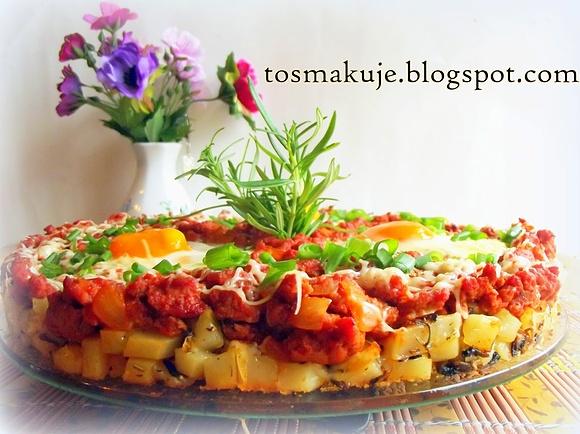 Zapiekanka bolonska z ziemniakami pieczonymi w rozmarynie