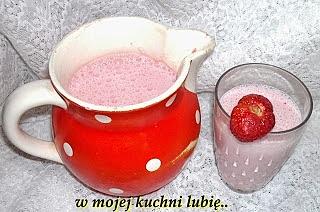 Truskawki z bazylią w mlecznym napoju
