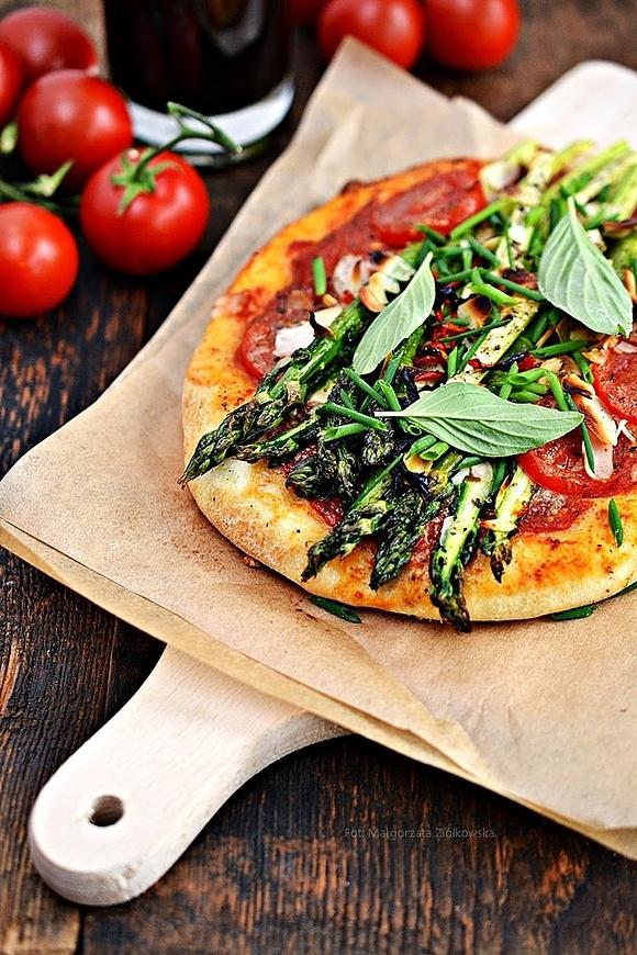 Pizza z zielonymi szparagami i pomidorkami koktajlowymi