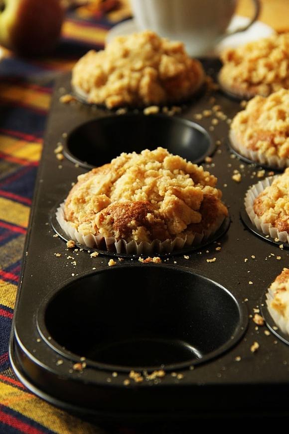 Kokosowe muffiny z brzoskwinią i kruszonką