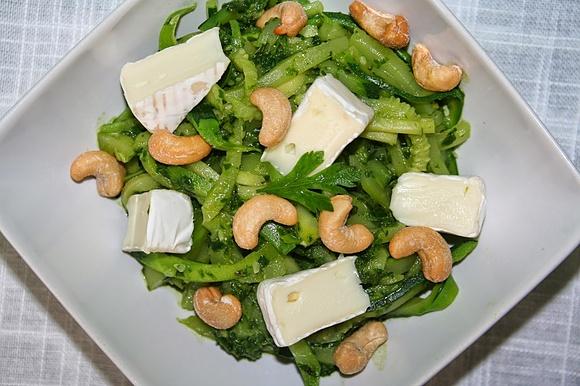 Makaron z cukinii i szpinakowe pesto