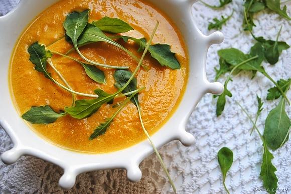 Zupa krem z marchewki z curry i rukolą