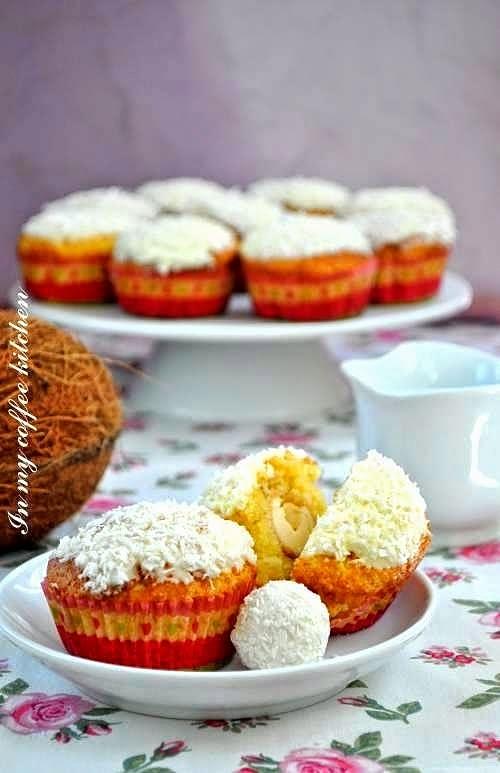 Kokosowe muffinki z Rafaello - przepis na słodką przekąskę