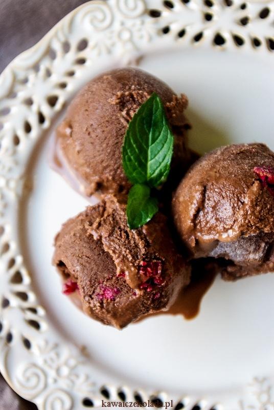 Lody czekoladowe z malinami