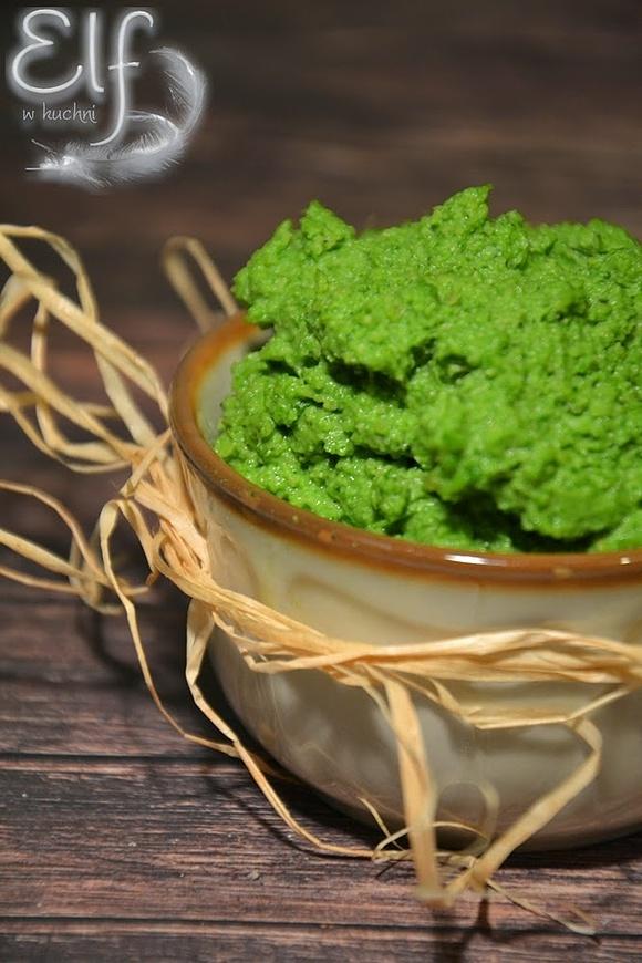 Pesto z liści rzodkiewek z orzeszkami ziemnymi