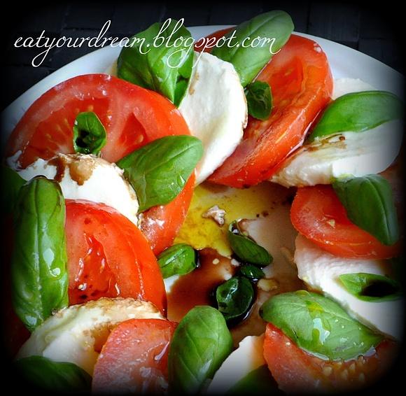Caprese - włoska sałatka z pomidorów i mozzarelly