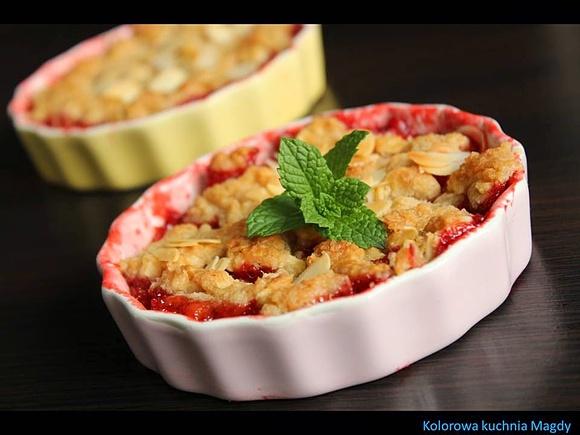 Crumble z truskawkami i migdałową kruszonką