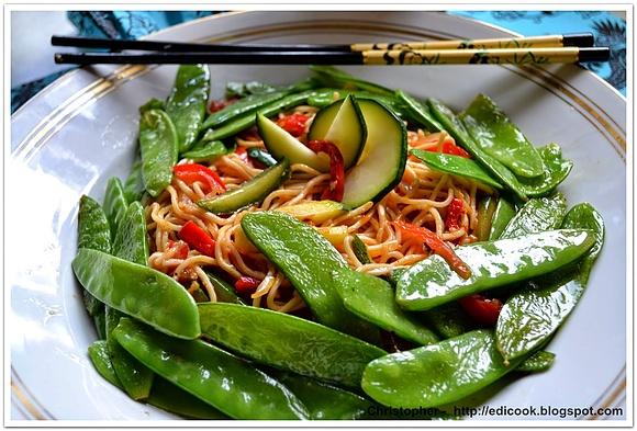 Stir-fry z zielonymi strączkami groszku