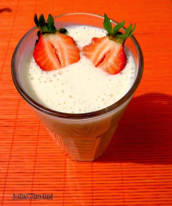 Lekki koktajl bananowy z melisą i wanilią