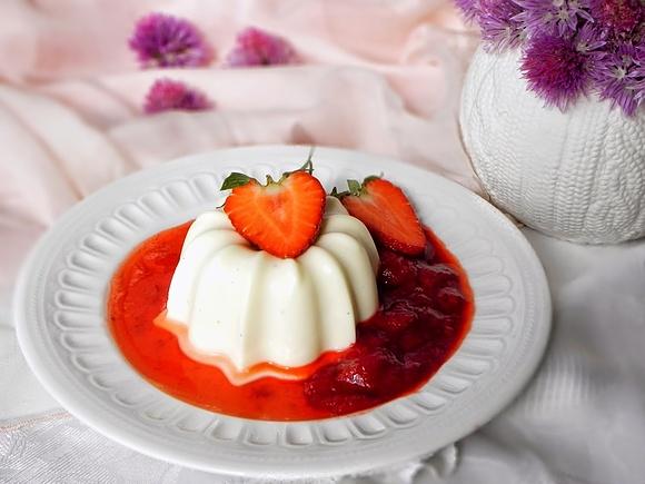 Waniliowa panna cotta z truskawkami