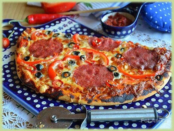 Diabelska pizza z sosem tabasco i chili