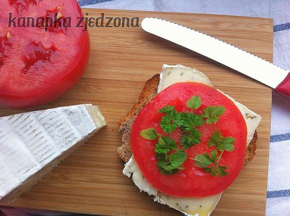 Pomidor zioła i ser pleśniowy na grzance