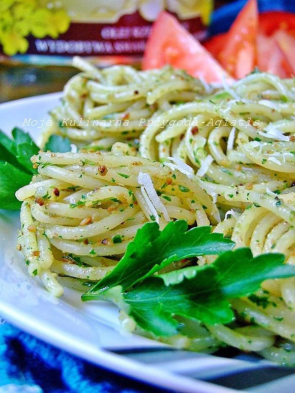 Spaghetti z pesto z pietruszki na oleju rzepakowym