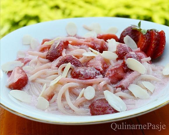 Truskawkowe spaghetti z makaronem i sosem waniliowym