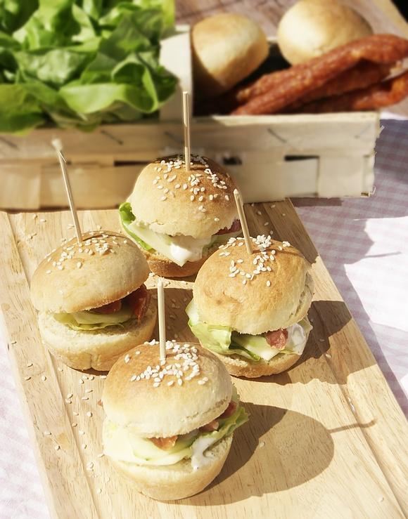 Mini burgery z kabanosami na piknik