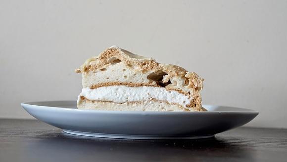 Tort bezowy z polewą z białej czekolady