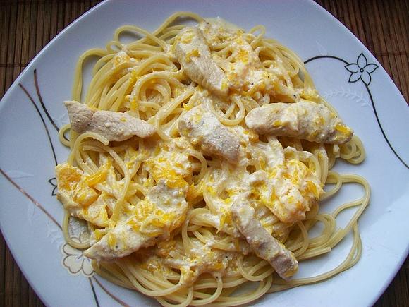 Spaghetti z kurczakiem w sosie pomarańczowym