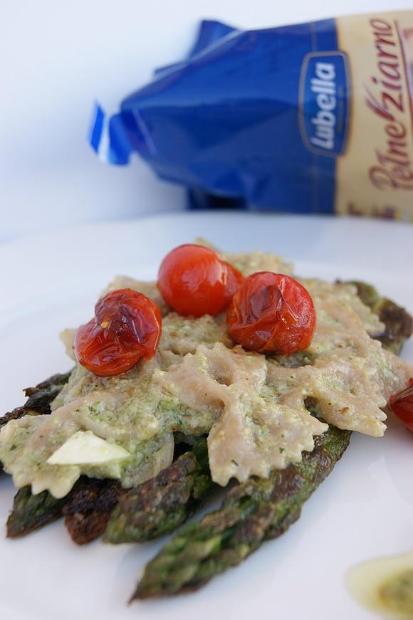 Pełnoziarniste farfalle z pesto szparagowym i grillowanymi warzywami