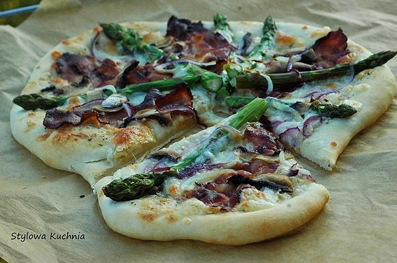 Pizza ze szparagami i białym sosem