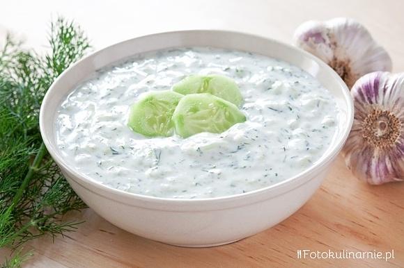 Tzatziki - grecki dip z jogurtu, ogórków i czosnku