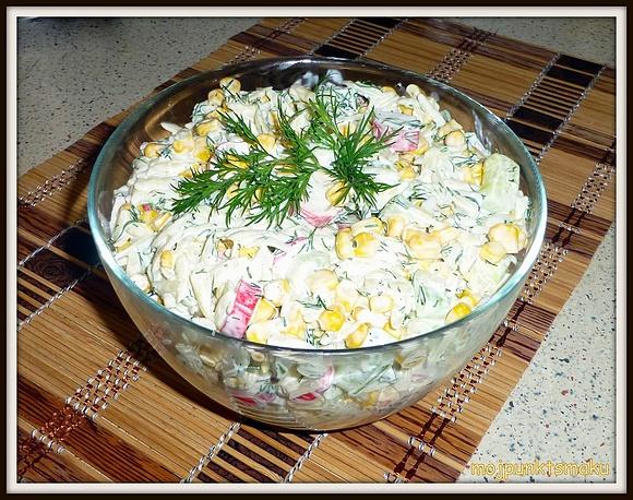 Sałatka z paluszkami surimi i warzywami