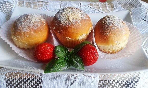 Babeczki drożdżowe z truskawkami