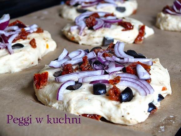 Mini focaccia z oliwkami i suszonymi pomidorami