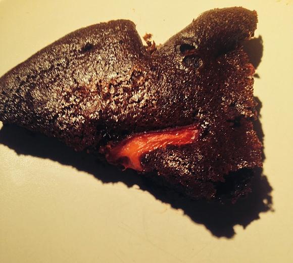 Bardziej dietetyczne brownie z fasoli i truskawkami