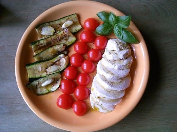 Mozzarella, pomidory i marynowana cukinia na kolację