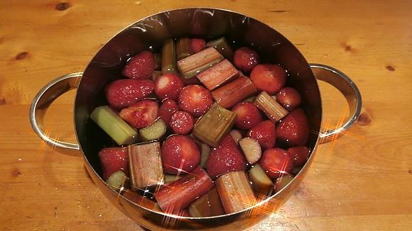 Zupa truskawkowo-rabarbarowa