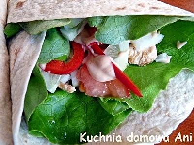 Tortilla z kurczakiem i świeżymi warzywami