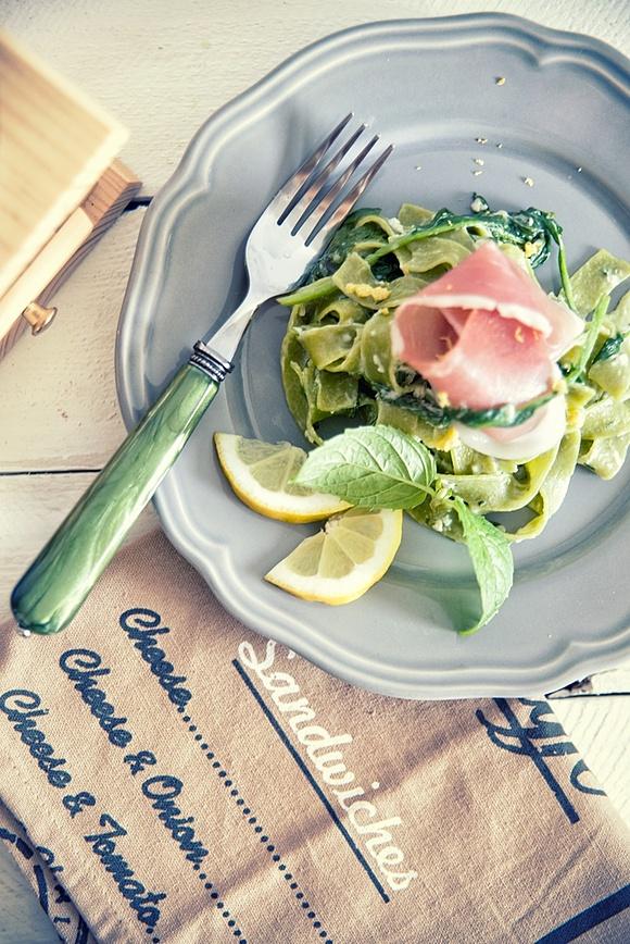 Zielone pappardelle ze szpiankiem i wędzoną szynką