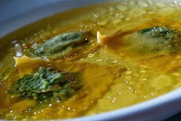 Consommé drobiowe z porowo-szpinakowym ravioli