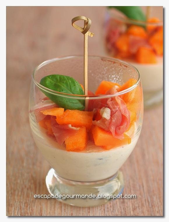 Taka dziwna panna cotta: mozzarella, bazylia, szynka, melon