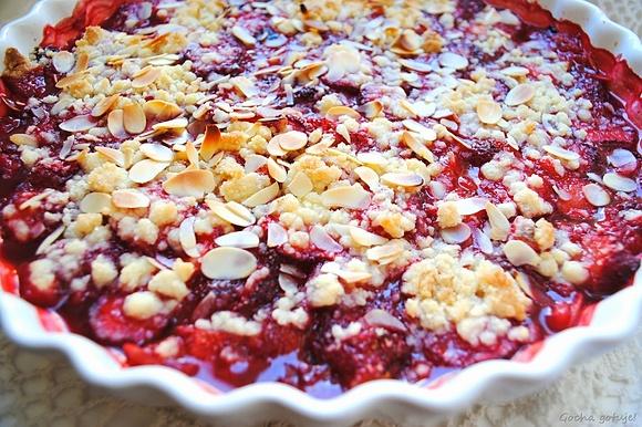 Crumble truskawkowe z kruszonką i płatkami migdałowymi