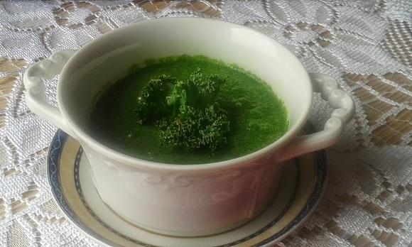 Kremowa zupa z jarmużu - przepis na zdrową i szybką zupę