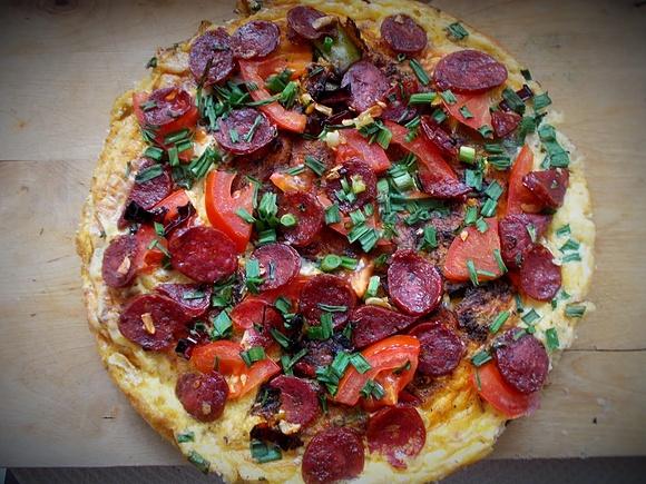 Fritata z chorizo oscypkiem i warzywami