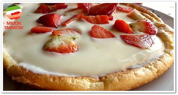 Omlet biszkoptowy z sosem czekoladowym i truskawkami