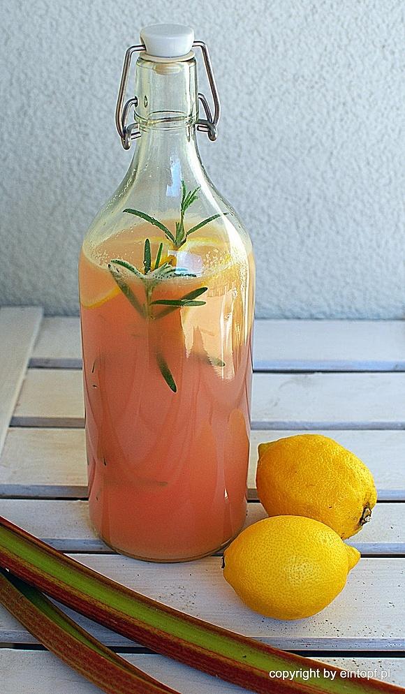 Lemoniada rabarbarowa z cytryną i rozmarynem