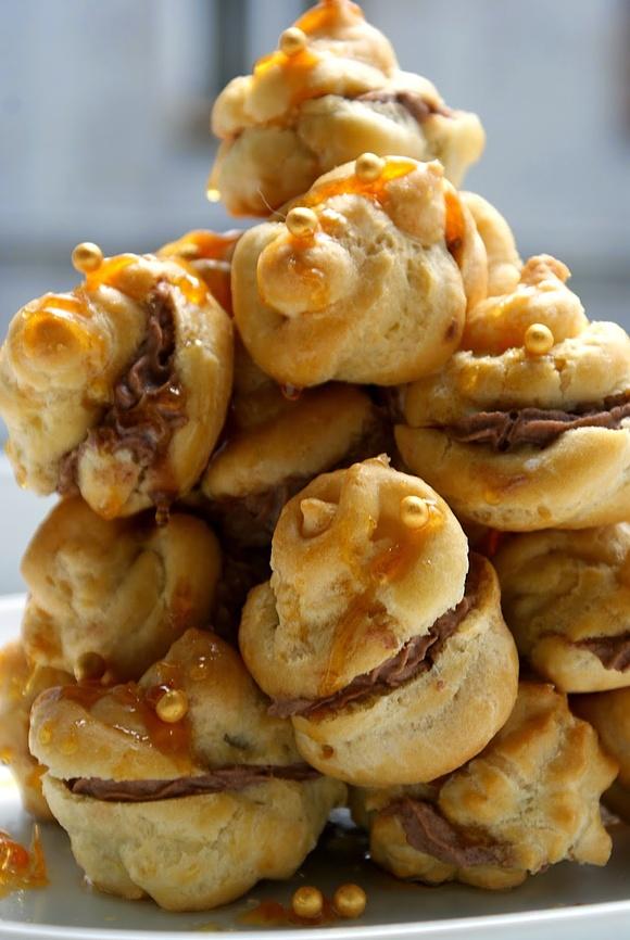 Croquembouche z profiteroli z kremem czekoladowym