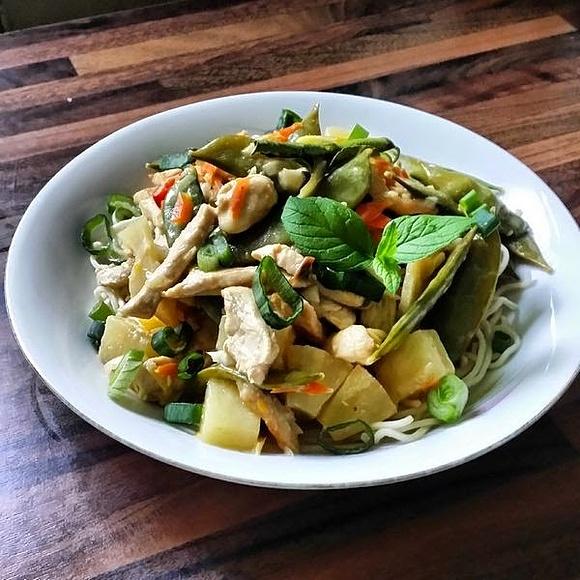 Chińczyk z makaronem chow mein