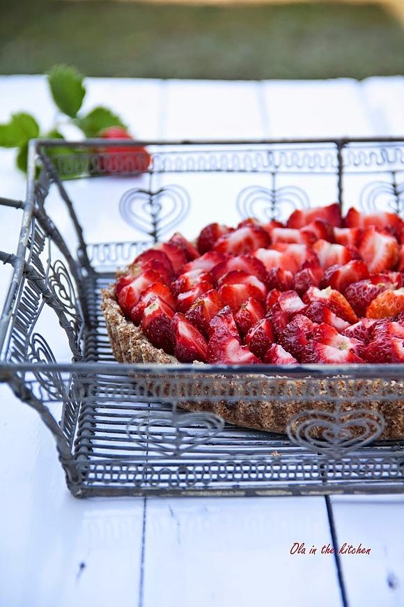 Tarta z kremem jaglanym i truskawkami