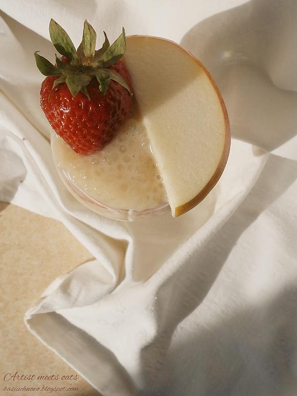 Zimne toffi pudding z tapioki i truskawkami