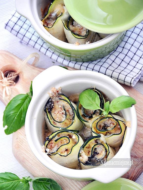 Cukinia zapiekana z serem mozzarella i bazylią