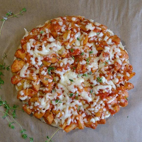 Pizza pomidorowa z kurczakiem, bananem i ananasem