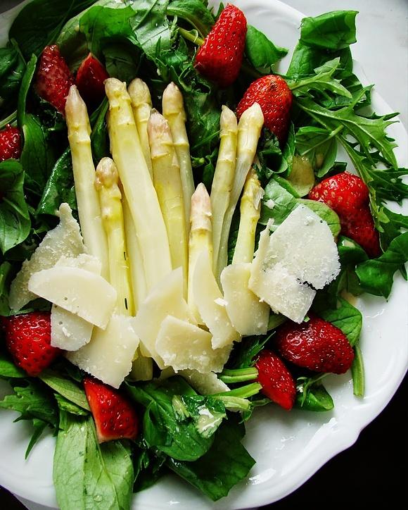 Sałatka ze szparagami, truskawkami i parmezanem